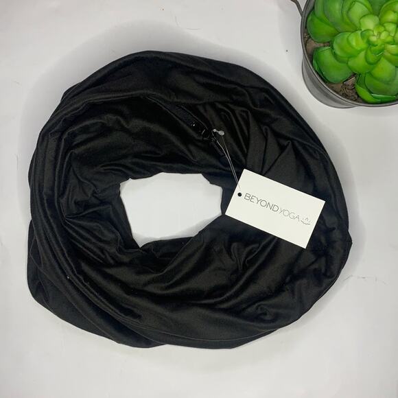 BEYOND YOGA Black Pocket Infinity Scarf Wrap New with Tag W-114 - Picture 1 of 7